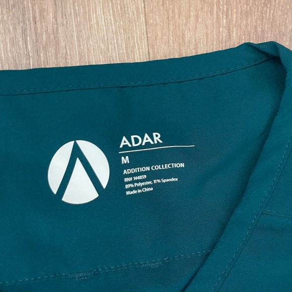 Women’s Medium Green Adar Scrub Top - Picture 2 of 4